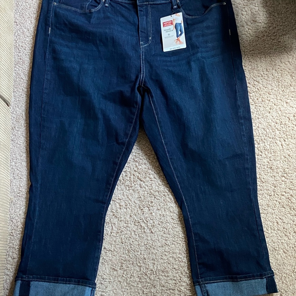Signature Levi Strauss Mid Rise Capri